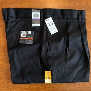 Dockers Signature Khaki Classic Fit D3 Pleated, 38x30